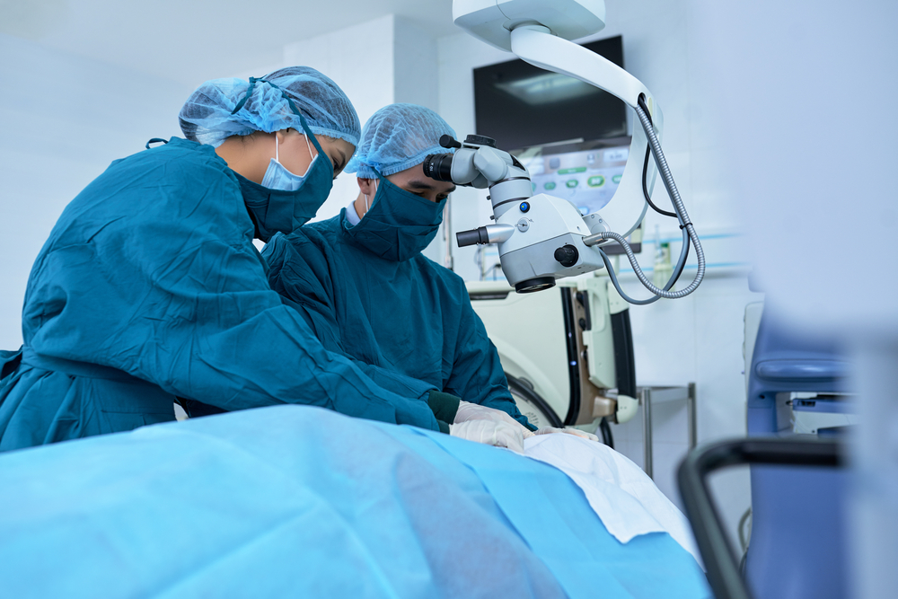 Хирург операция в Holo Lenses красивое фото. Операцию Бурденко-Бакулева при гидроцефалиях. Операции posting